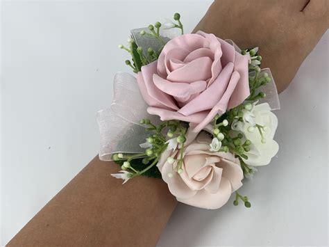 small corsage ideas.